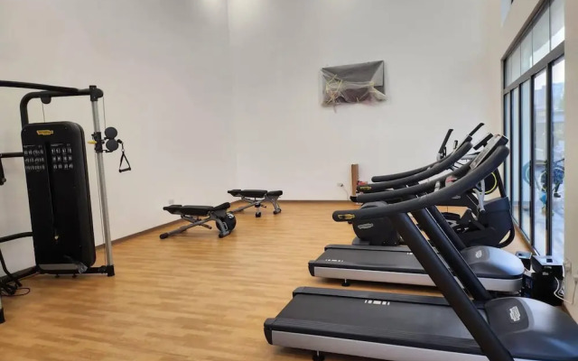 Elegant & Luxury Gem-5 Star Location -pools, Gym!