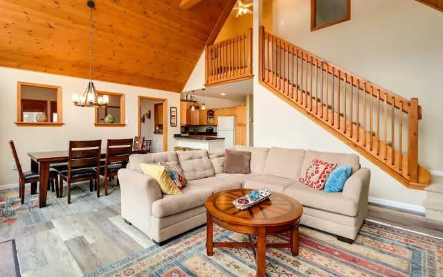 Lakefront Poconos Family Home w/ Pool Access