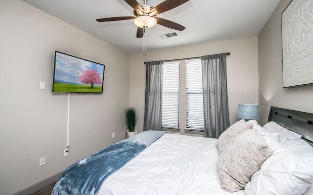 Rooftop Pool, Views, Close to Shops & Dining C4427