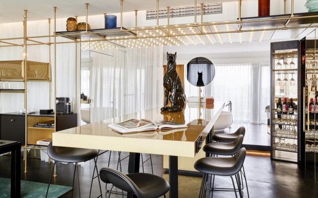 Roomers Munich, Autograph Collection