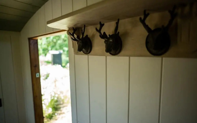 Harbour Ranch Hut - Rustic Countryside Escape