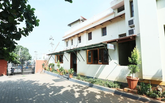 OYO 13566 Kumars The White House