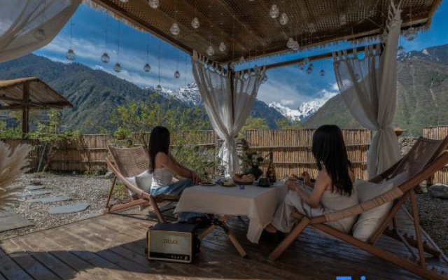 Lanshan · Baiyunli · Xueshan Xinglai Hot Springs Vacation Apartment (Hailuogou Glacier Forest Park)
