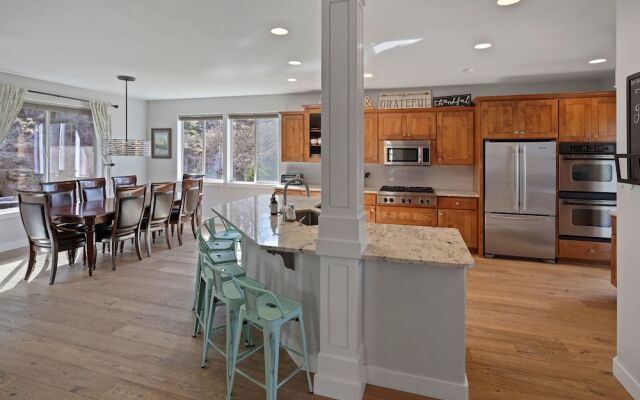 Flagline Trail 5 Bedroom Home by RedAwning