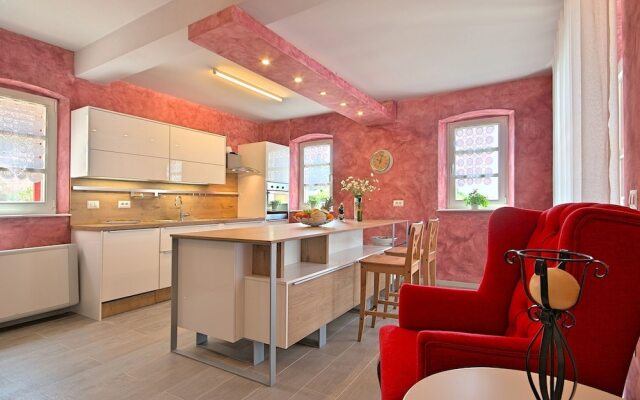 Beautiful Child-friendly Villa With Private Pool in Porec