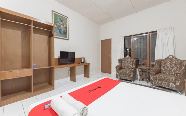 RedDoorz Plus @ Hotel Griya Astoeti