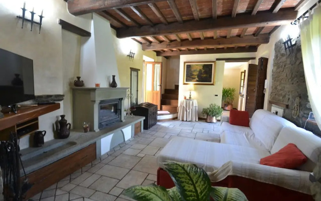 Lovely Farmhouse in Castiglione di Garfagnana with Hot Tub