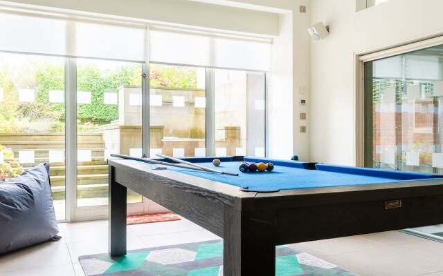 The East Finchley Retreat - 6BDR House with Swimming Pool, Garden, Parking, Pool Table Room