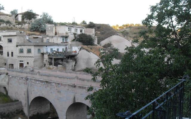 El Puente Cave Hotel