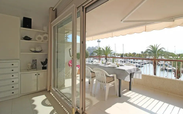 Apartment in Empuriabrava Near Sandy Beach