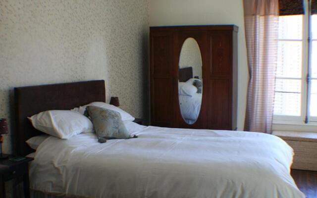 Le Voltaire Chambres et Table d'Hotes