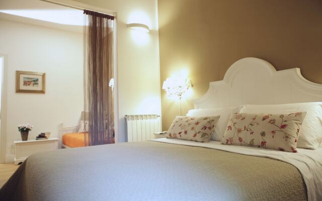 Elegant and Cozy City Center for 5 - Two Bedroom Apartment, Sleeps 5