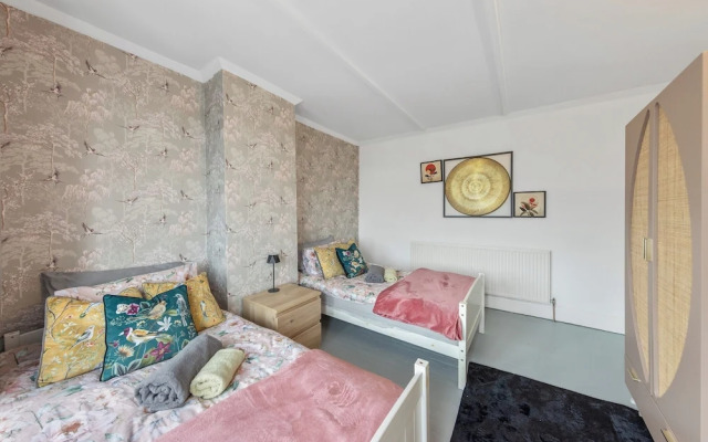 Leslie Road Retreat - Charming 4-bed House