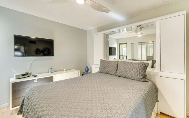 1 Mi to Siesta Beach: Bayfront Condo w/ Pool!