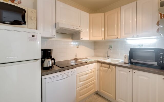 4 people apartment - AC and swimming pool by Weekome