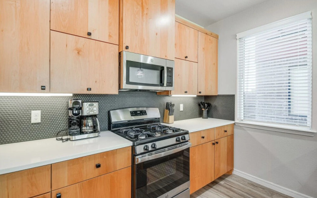 Pets Welcome: Newly Built Abode in Canyon!