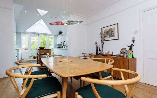Veeve - At Home in Haggerston
