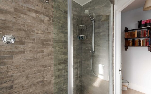 Cosy and Beautiful 2BR Flat Near Battersea Fits 4