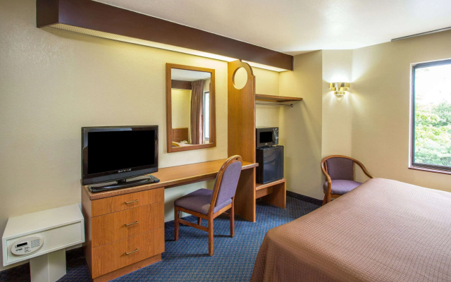 Travelodge by Wyndham Fort Myers Airport