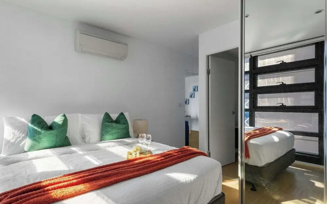 2BR Apt Next to Melbourne Central With City Views