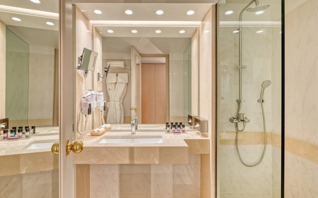 Divani Caravel Hotel