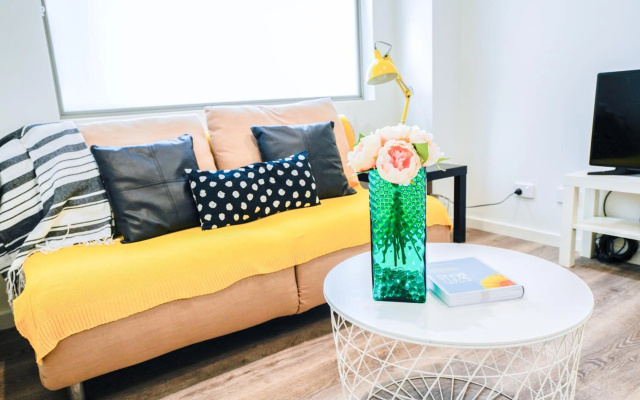 U101 Brunswick Living First Floor Balcony Close to APT and CBD Free Wifi Tram at Doorstep – Guest Rooms – Melbourne