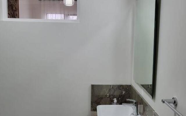 Elegant 1-bedroom apartment with close amenities