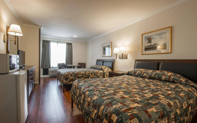 Palm Inn Hotel near Tyler Mall Riverside