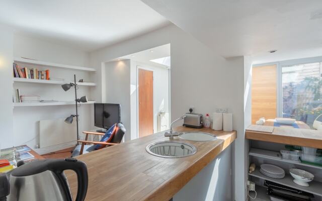 Fantastic and Bright 1 Bedroom Garden Flat