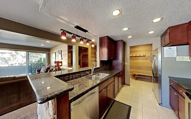 Slopeside Deluxe 2 Bedroom Condo with Free Parking, Spa, Free Gondola (Sierra Megeve 25) by RedAwning