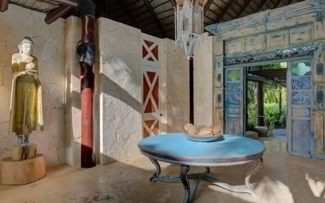 6 BR Beachfront Lush Oasis