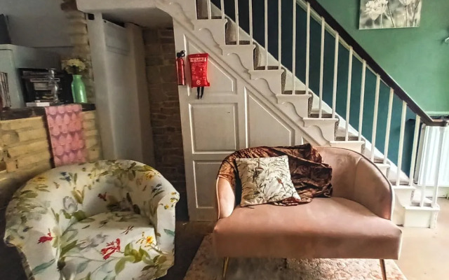 Hebden Bridge - House - Sleeps 8 - Pet Friendly