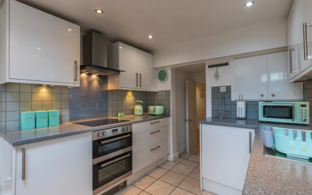 Seafront Apartment Private Garden & Free Parking