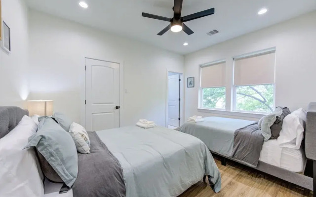 Modern Cozy Home with King Bed