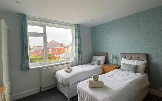 Charming 3 bed house and garden, pet friendly