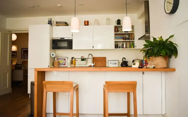 Modern 3 Bedroom Flat in Central Brighton Townhouse