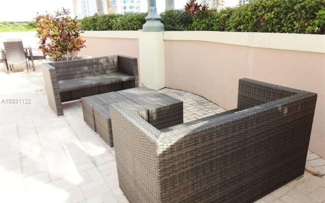 Stylish Modern 2bd 2bth Apt Near the Beach