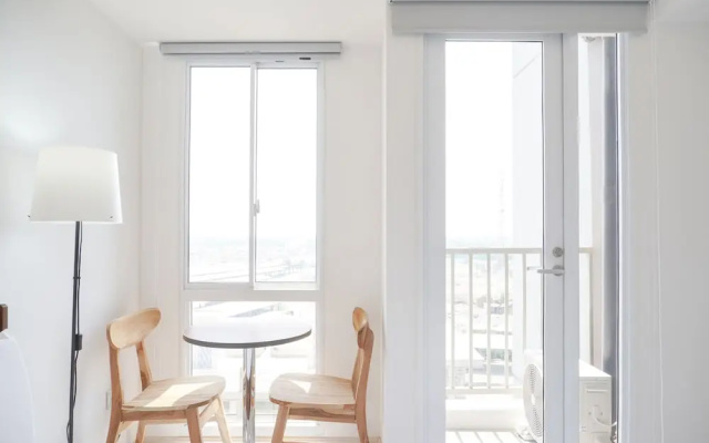 Tranquil Stay Studio with Sea View at Tokyo Riverside PIK 2 Apartment By Travelio – Guest Rooms – Jakarta