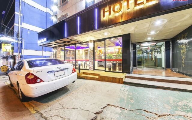 Goodstay World Hotel