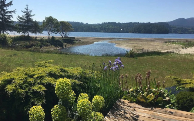 B - Sechelt Private Coastal Home
