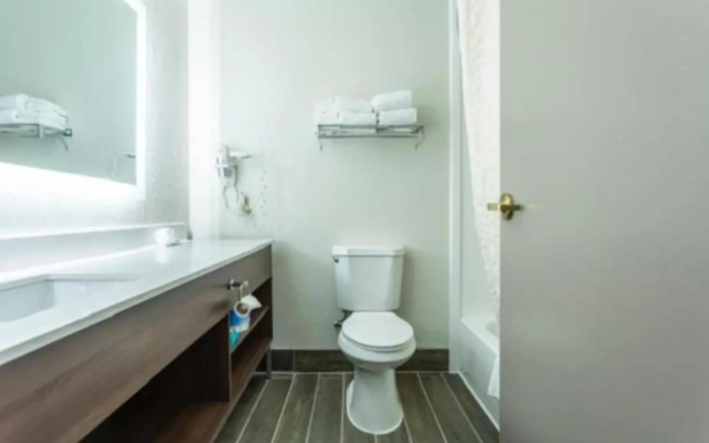 Lancaster Inn and Suites