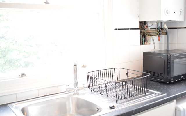 2 Bedroom Apartment With Balcony in Earls Court