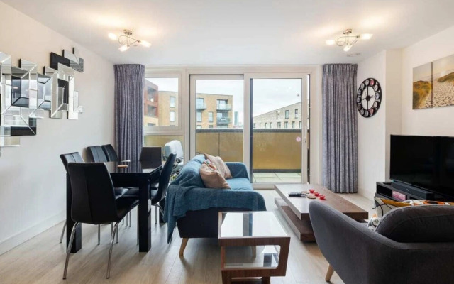 Bright & Spacious 2-bed Apt, With Balcony