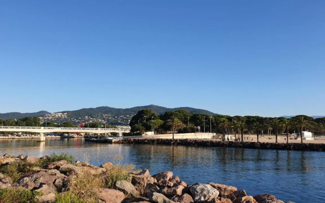Garden and beach sea view apartment Cannes