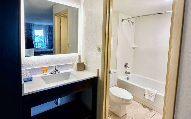 Days Inn by Wyndham Charlotte Northlake