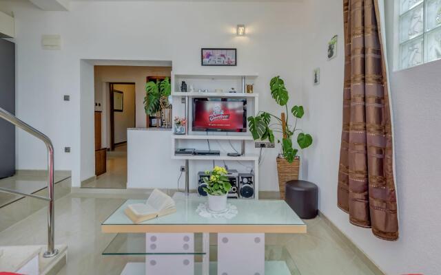 Modern Apartment in Arbanija with Hot Tub