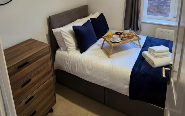 Teams, 4br, 9 Single Beds, Parking & Garden, MoD