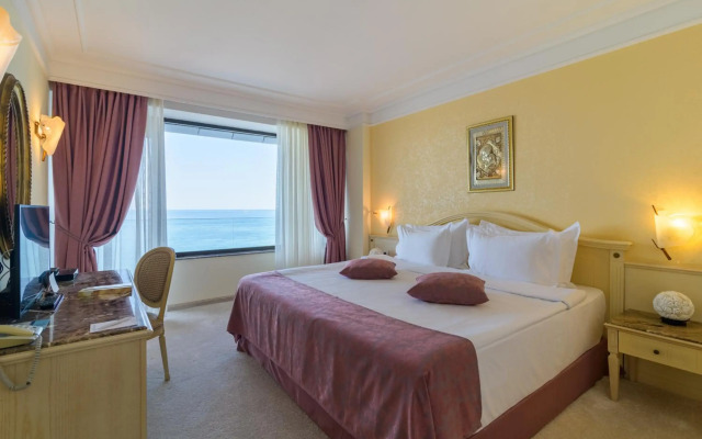 Palace Hotel - Sunny Day Resort