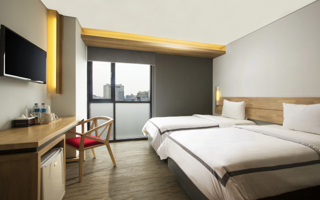 Up-Peak Hotel Simpang Lima Semarang Powered by Archipelago