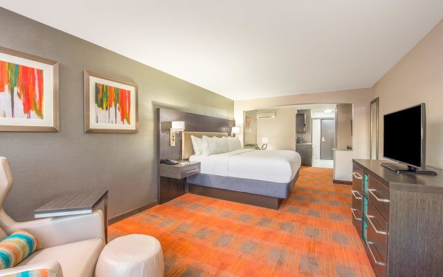 Holiday Inn Express & Suites Shawnee-Kansas City West, an IHG Hotel